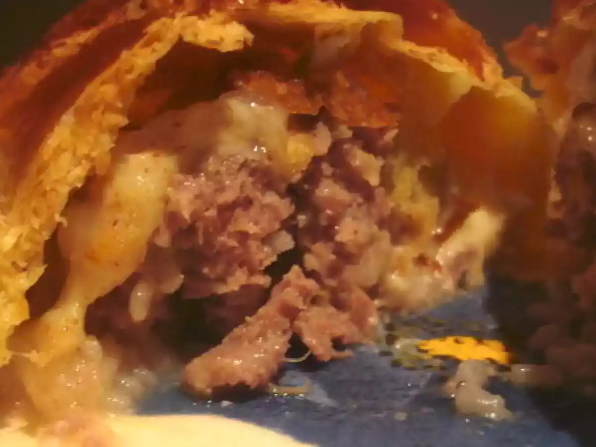 Maxi chausson farci à la viande et mozzarelle - photo 2