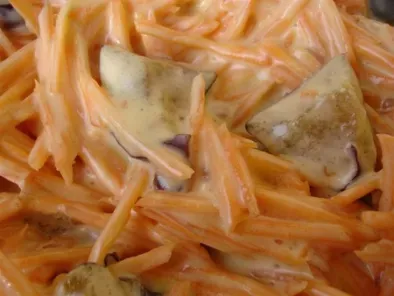 Mayonnaise végétalienne au safran, carottes râpées aux quetsches