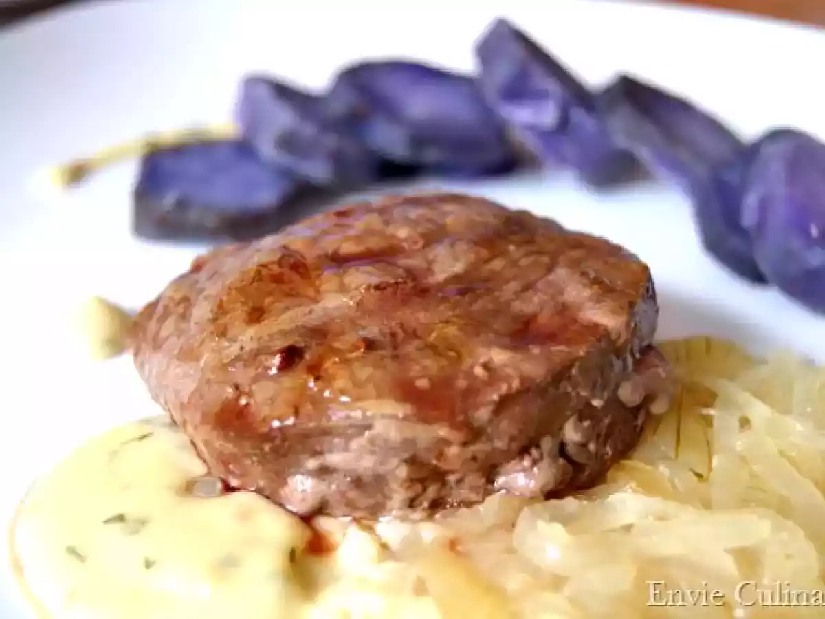 Médaillons dautruche, compotée doignons au vin blanc et vitelo
