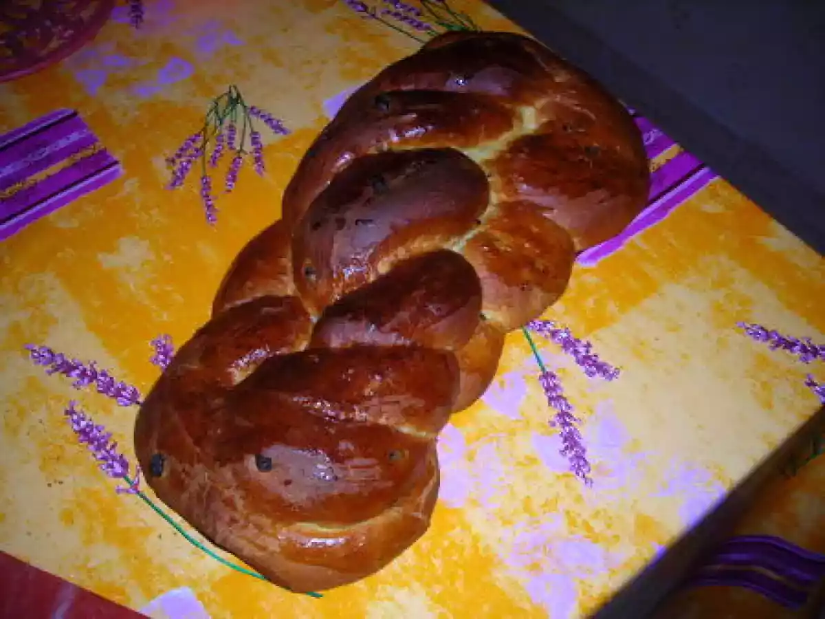 Méga brioche sans beurre aux raisins