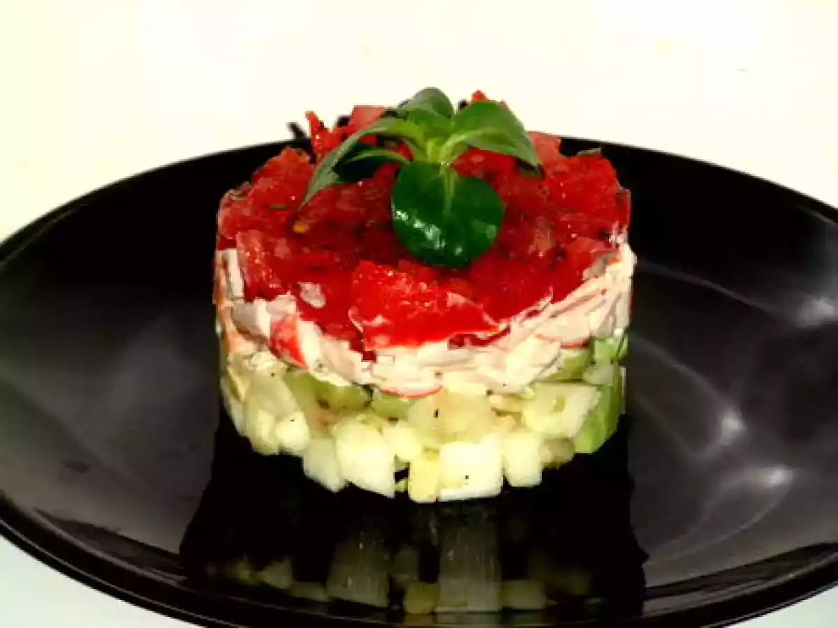 Méli-mélo d'avocat-pommes, tomates-basilic & surimi