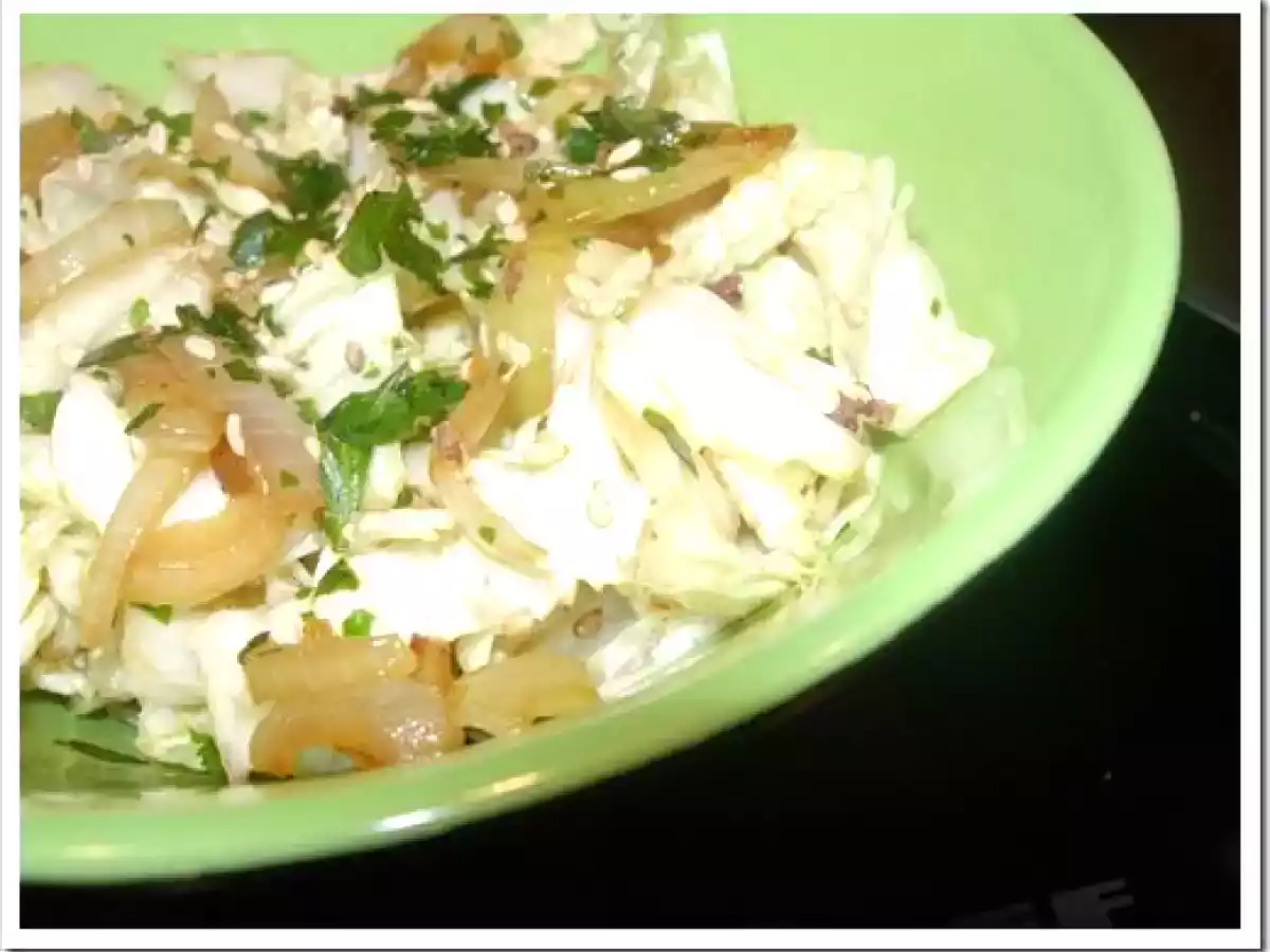 Méli-mélo de chou chinois aux oignons caramelisés