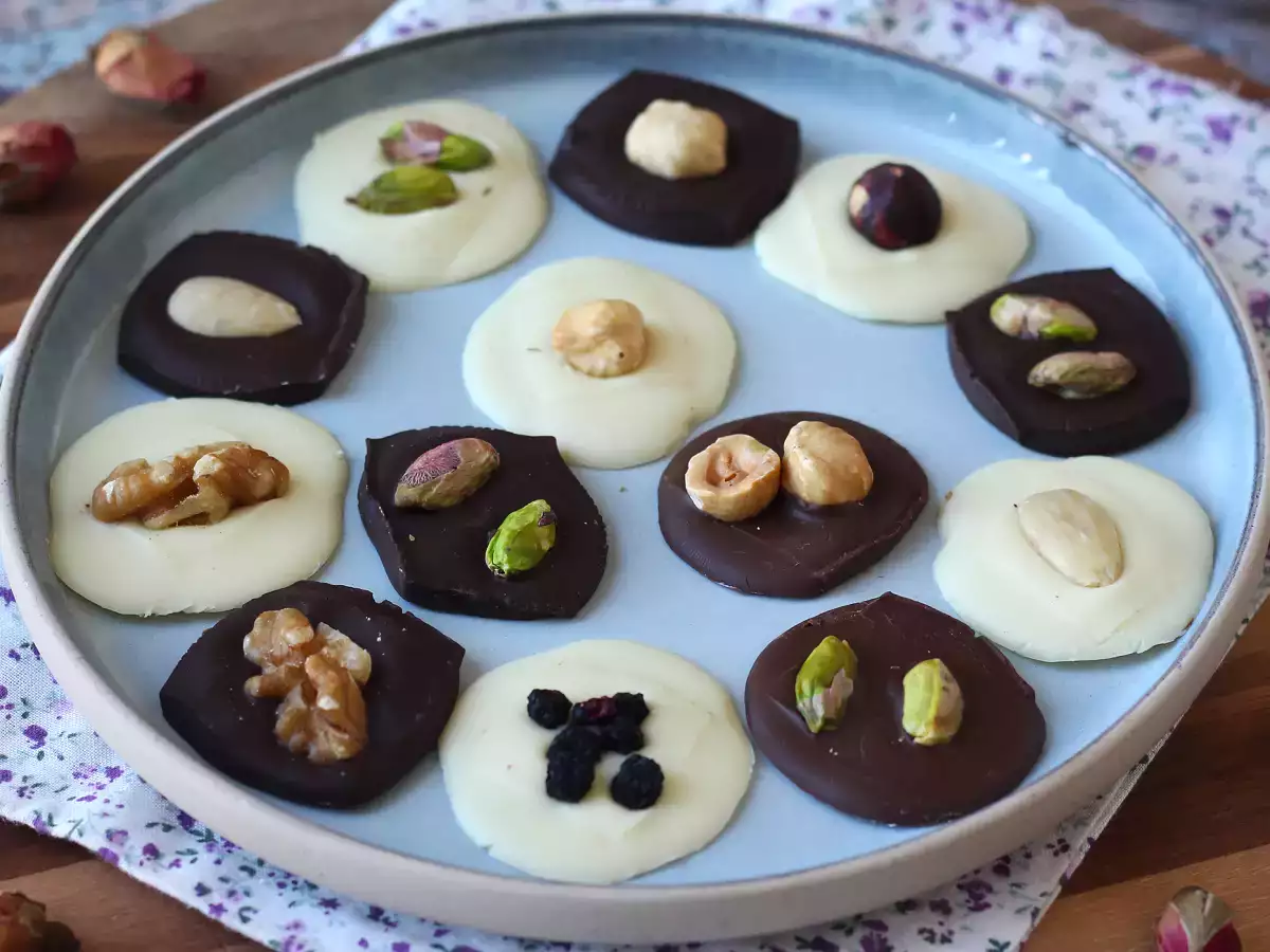 Mendiants au chocolat et aux fruits secs : la recette facile sans moule