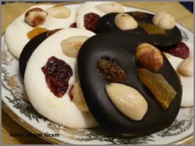 Mendiants au chocolat noir et lait - Recette par La p'tite cuisine