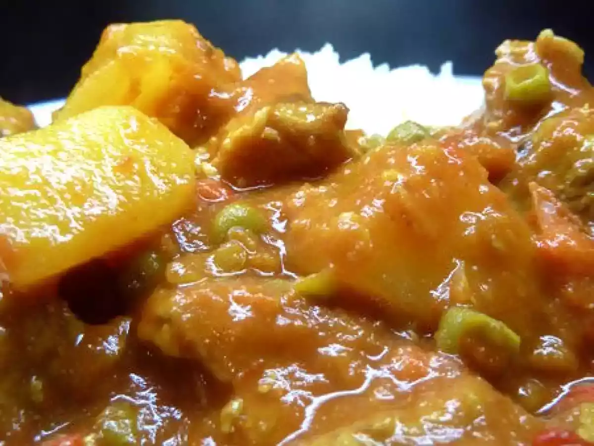 Menudo philippin : porc mijoté en sauce aux légumes