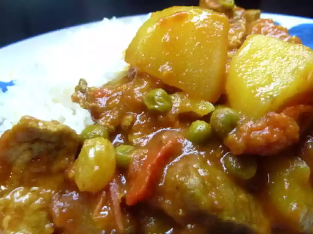 Menudo philippin : porc mijoté en sauce aux légumes - photo 2