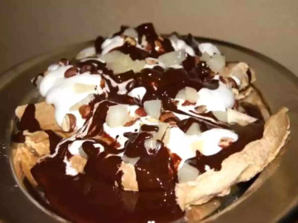 Meringue à la crème, noisettes grillées et chocolat.