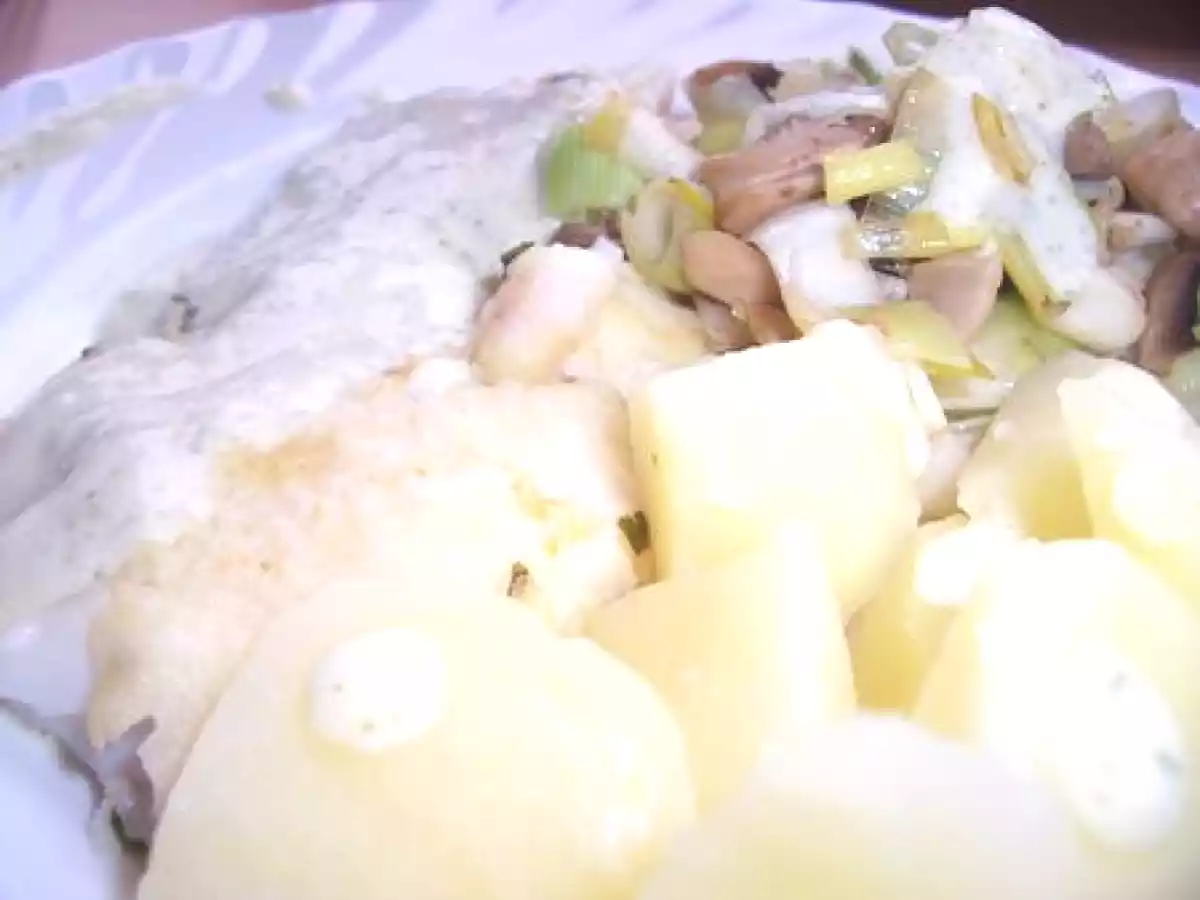 Merlan aux pommes de terre et poireaux, sauce à l'ail citronnée