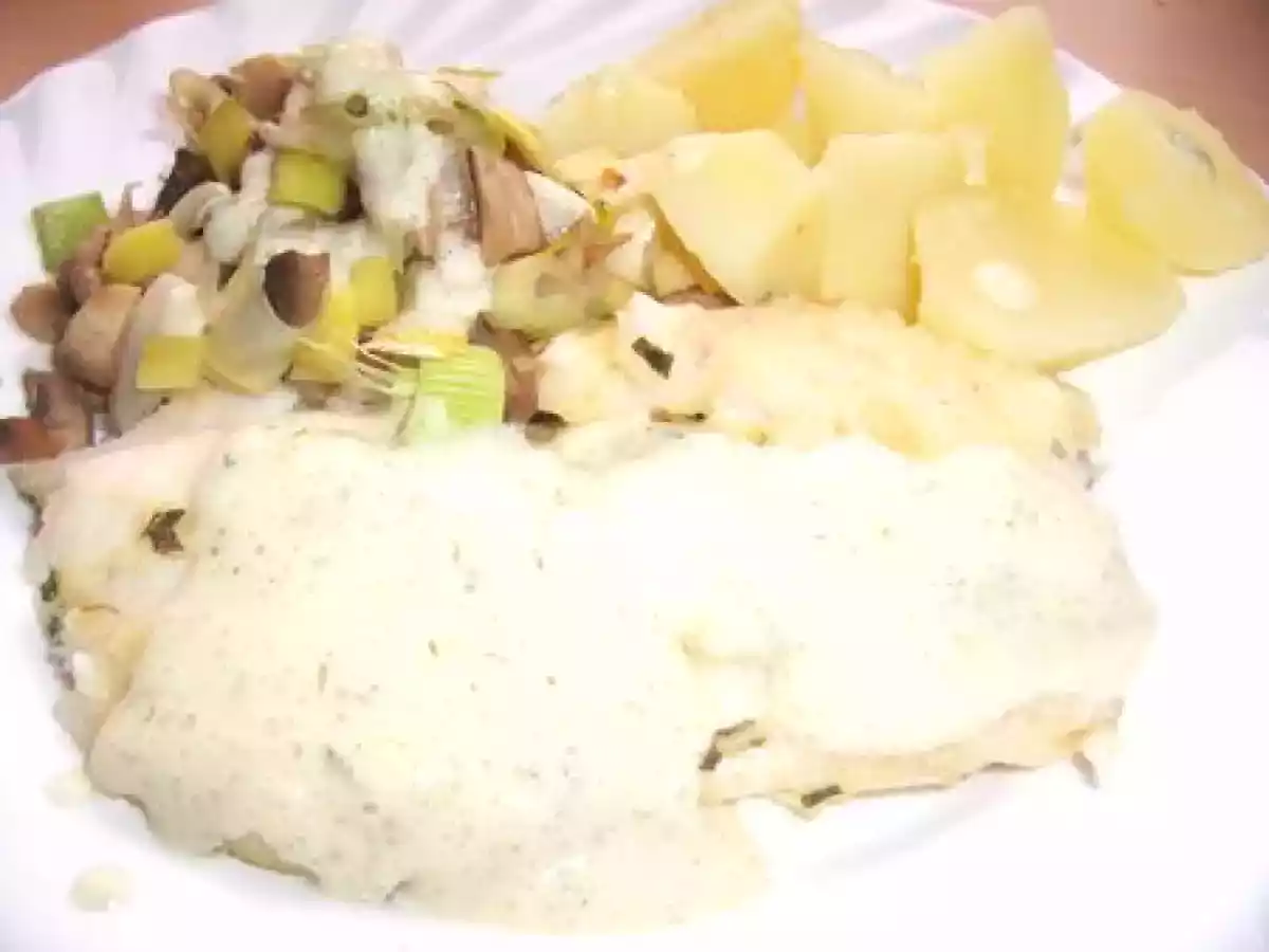 Merlan aux pommes de terre et poireaux, sauce à l'ail citronnée - photo 2