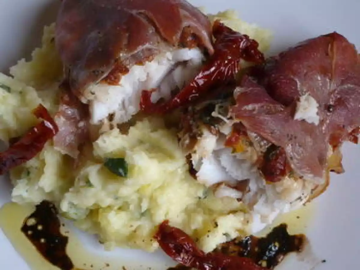 Merlu en habit d?été et son écrasé de pommes de terre à l'huile d'olive et aux herbes