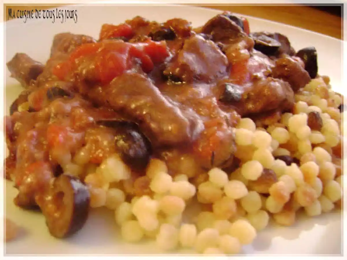 Mijoté de boeuf aux tomates et aux olives sur fregola