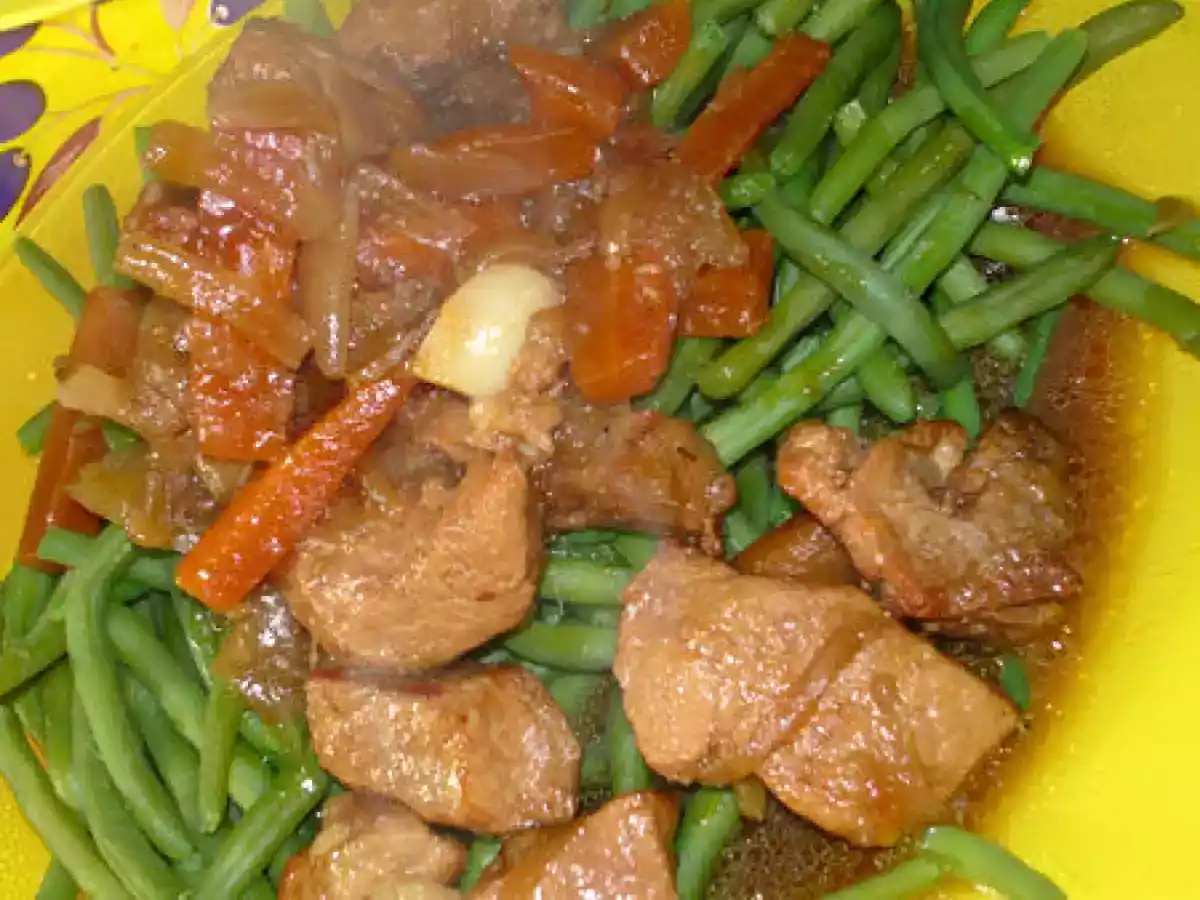 Mijoté de porc caramélisé à la bière et aux légumes