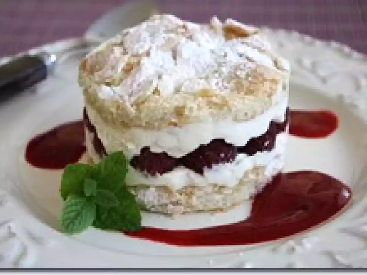 Mille Feuille de Dacquoise, Framboise et Crème Fouettée aux Epices