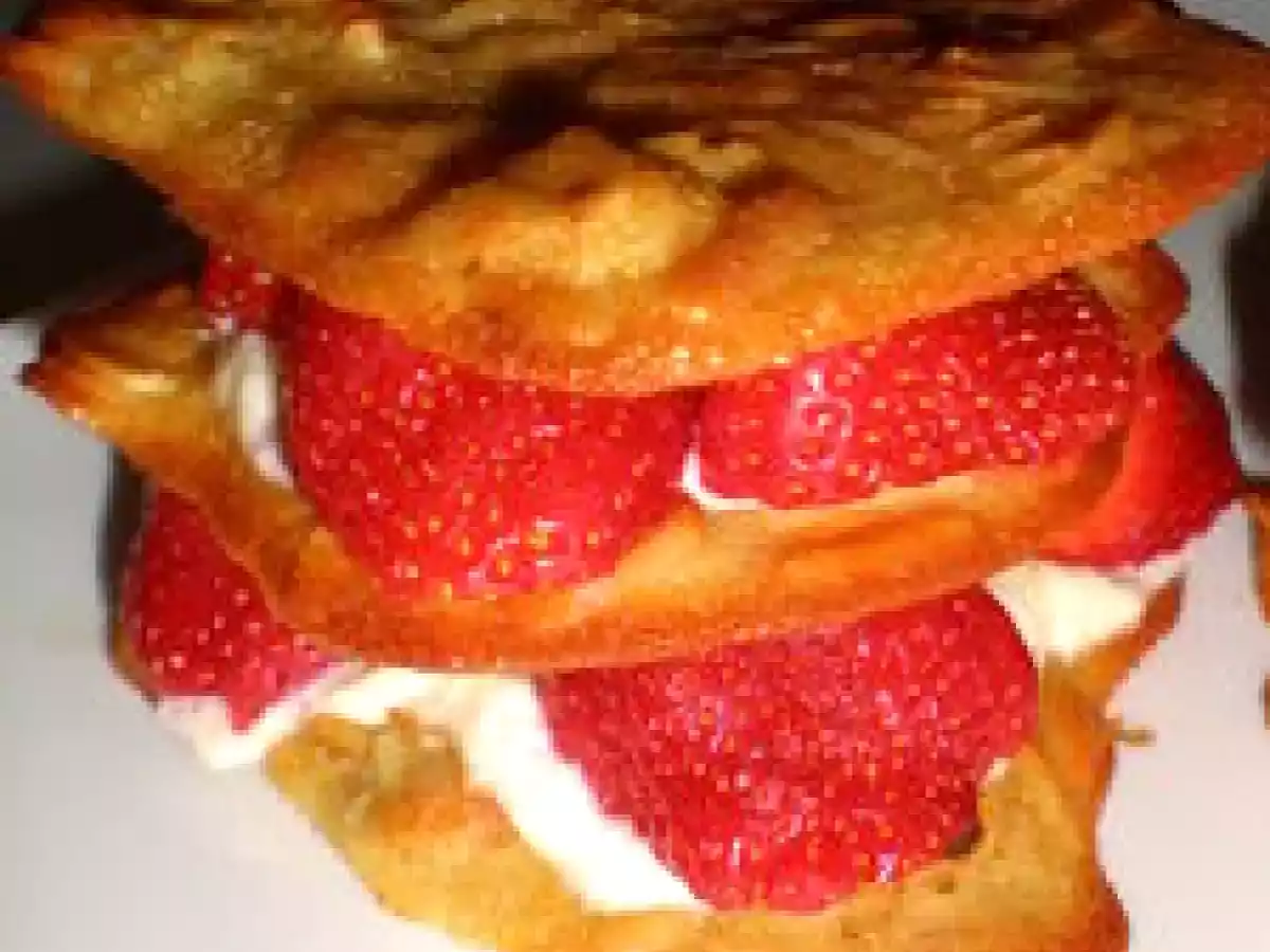 Mille-feuille de tuiles aux fraises et amandes