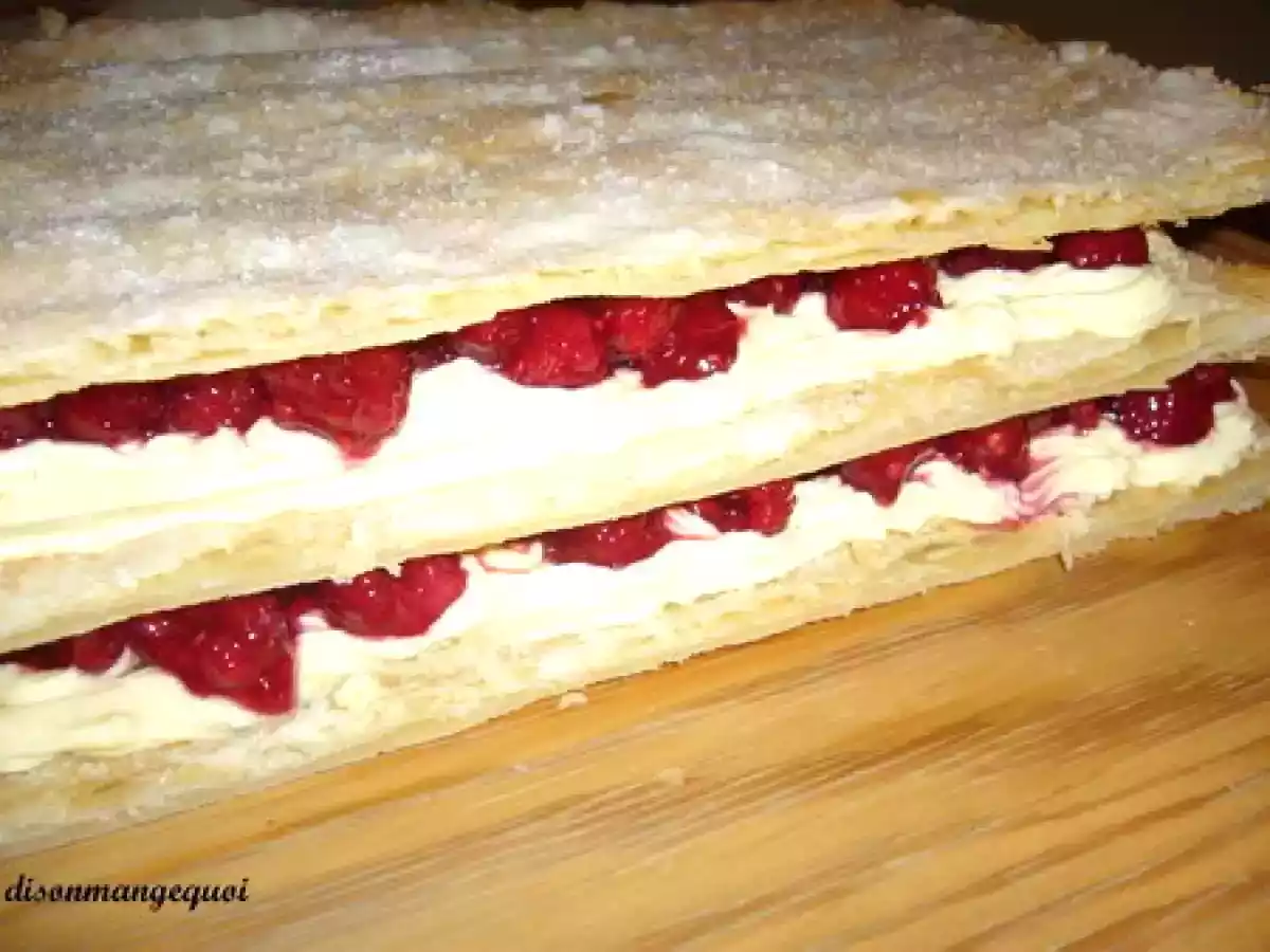 Mille feuille léger léger aux fruits rouges, sauce caramel au beurre salé