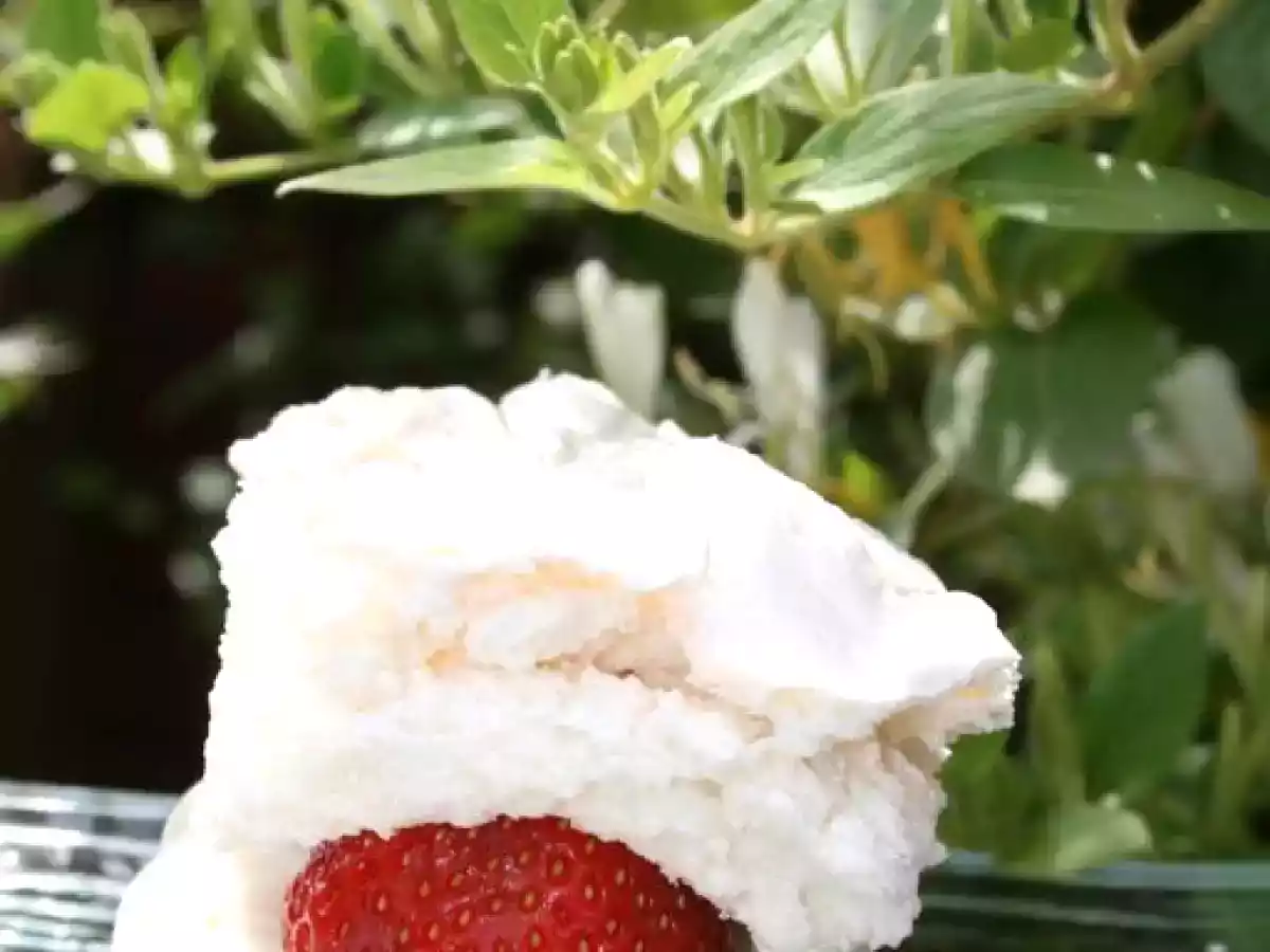 ^^Mille-feuille meringué et sa crème vanillée aux fraises et limoncello^^