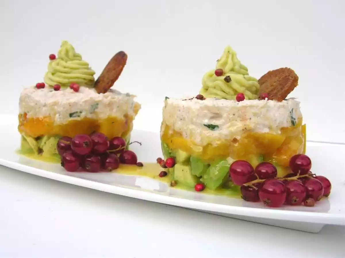 Mille-feuilles de Crabe à la Pêche parfumée au thym et à l'Avocat au vinaigre