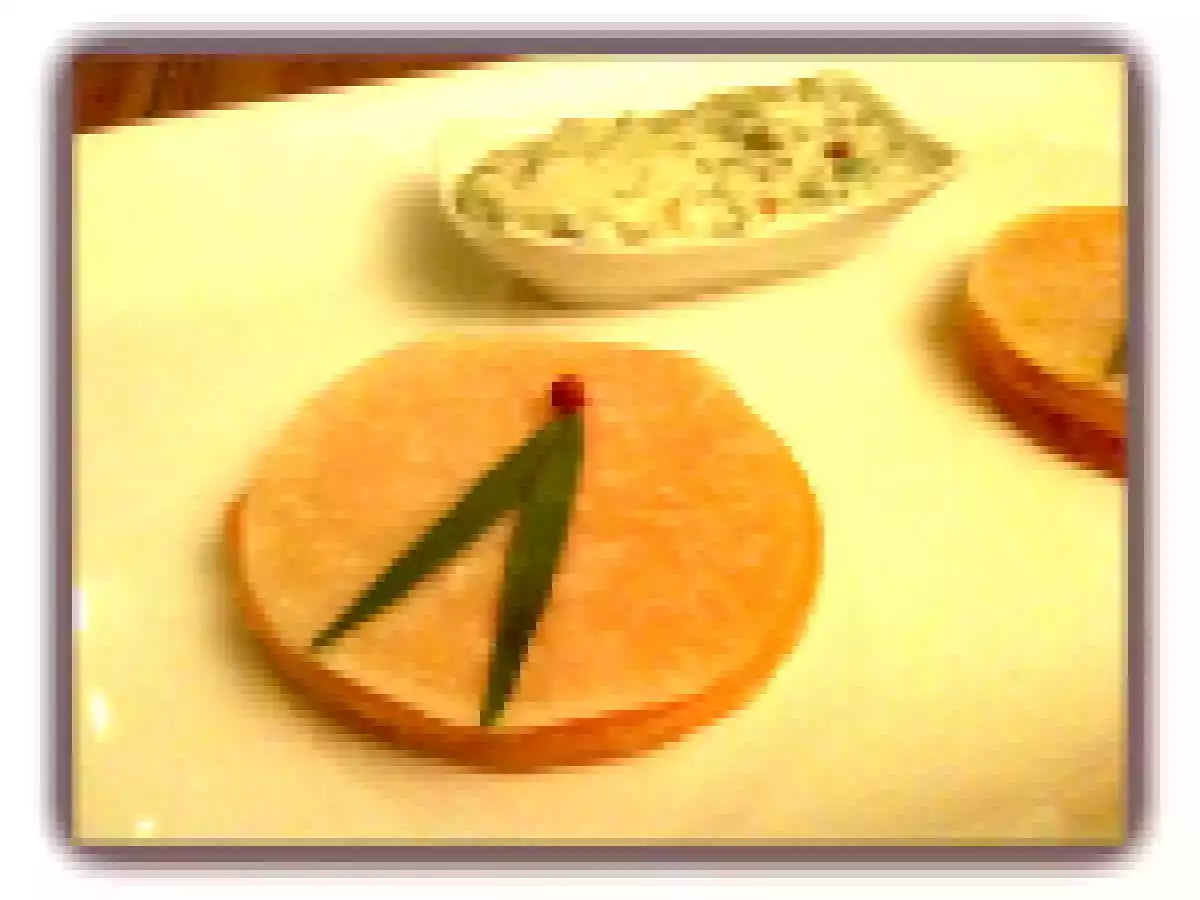 Mille feuilles de saumon fumé au chou rave, sauce aigrelette au raifort.