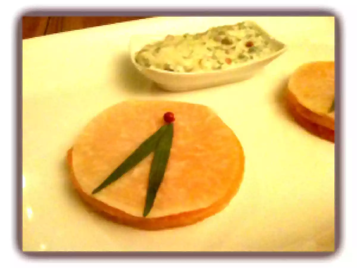 Mille feuilles de saumon fumé au chou rave, sauce aigrelette au raifort. - photo 2