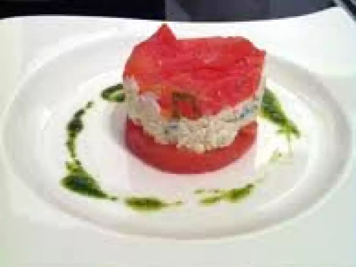 Mille-feuilles de saumon, tomate et basilic