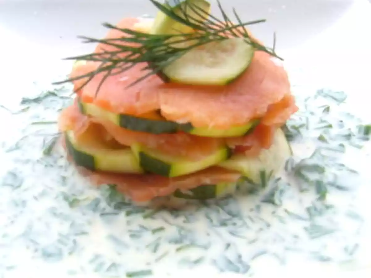 Mille-feuilles de truite fumée et courgettes en folie d'herbes
