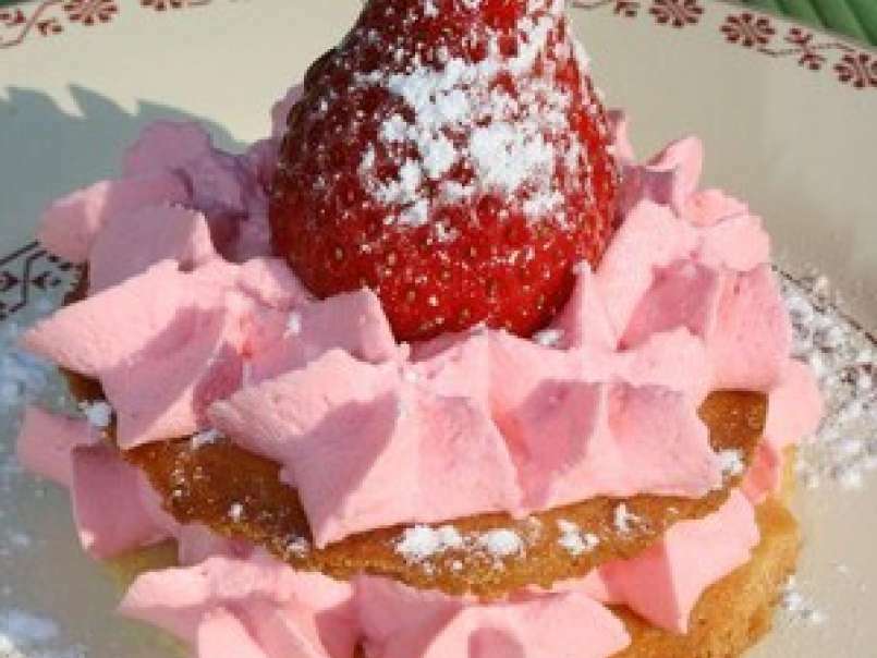 Millefeuille aux fraises et sa chantilly rose pour la St-Valentin, photo 1