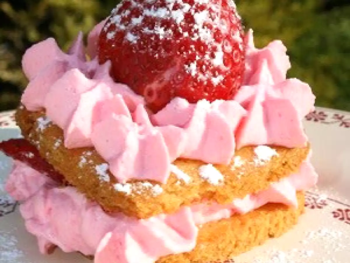 Millefeuille aux fraises et sa chantilly rose pour la St-Valentin - photo 2