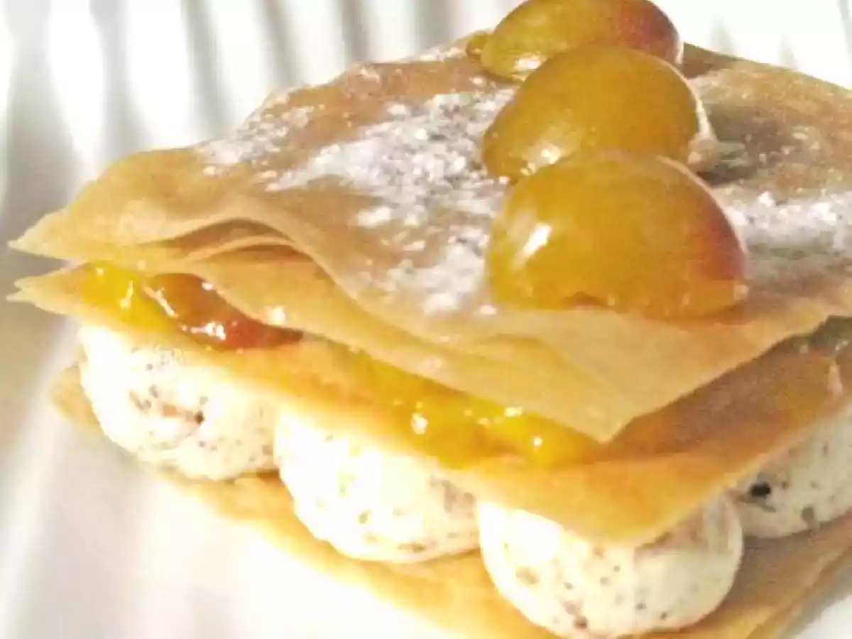 Millefeuille croquant à la compotée de mirabelles et crème pralinée