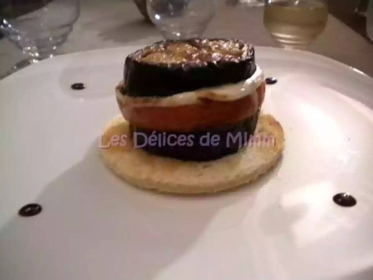 Millefeuille d'aubergine, tomate et mozzarella
