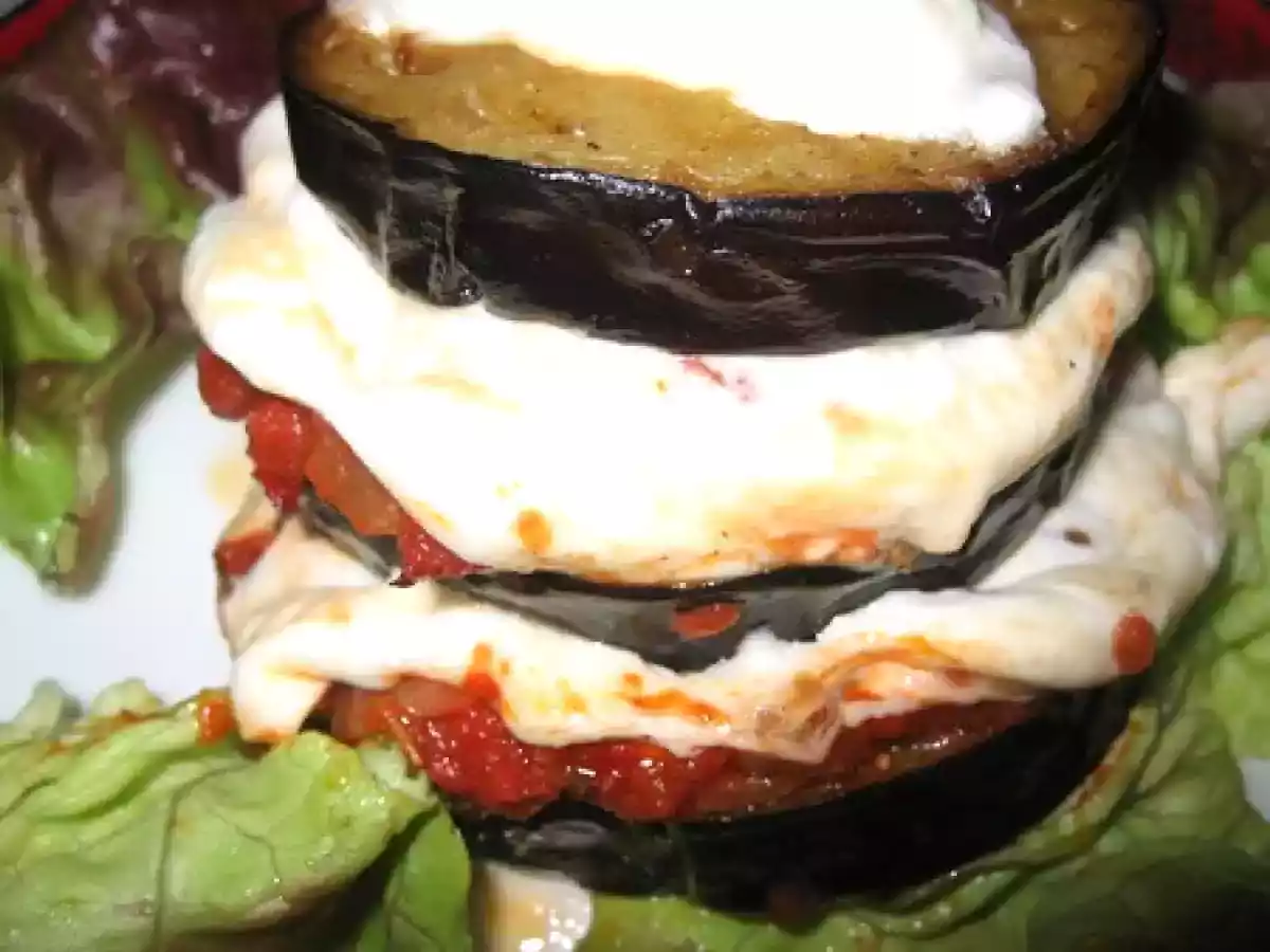 Millefeuille d'aubergines à la tomate et à la mozzarella
