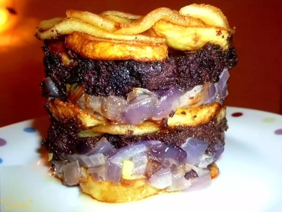 Millefeuille de boudin à la crème, aux oignons rouges et aux 2 p
