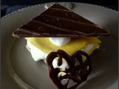 Millefeuille de mangue garni de crème chiboust à la cardamome et décors en chocolat