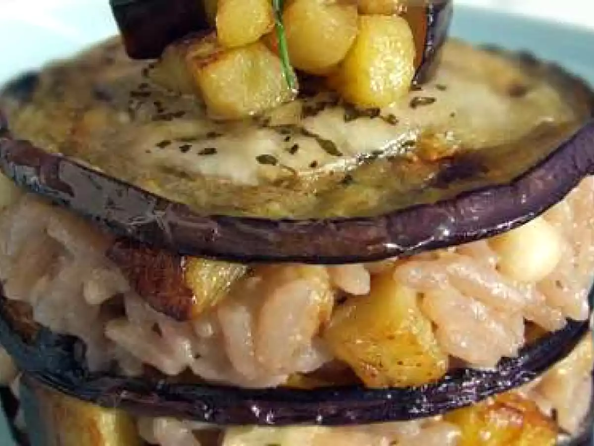 Millefeuille de risotto d'aubergine au vin rouge et mozzarella