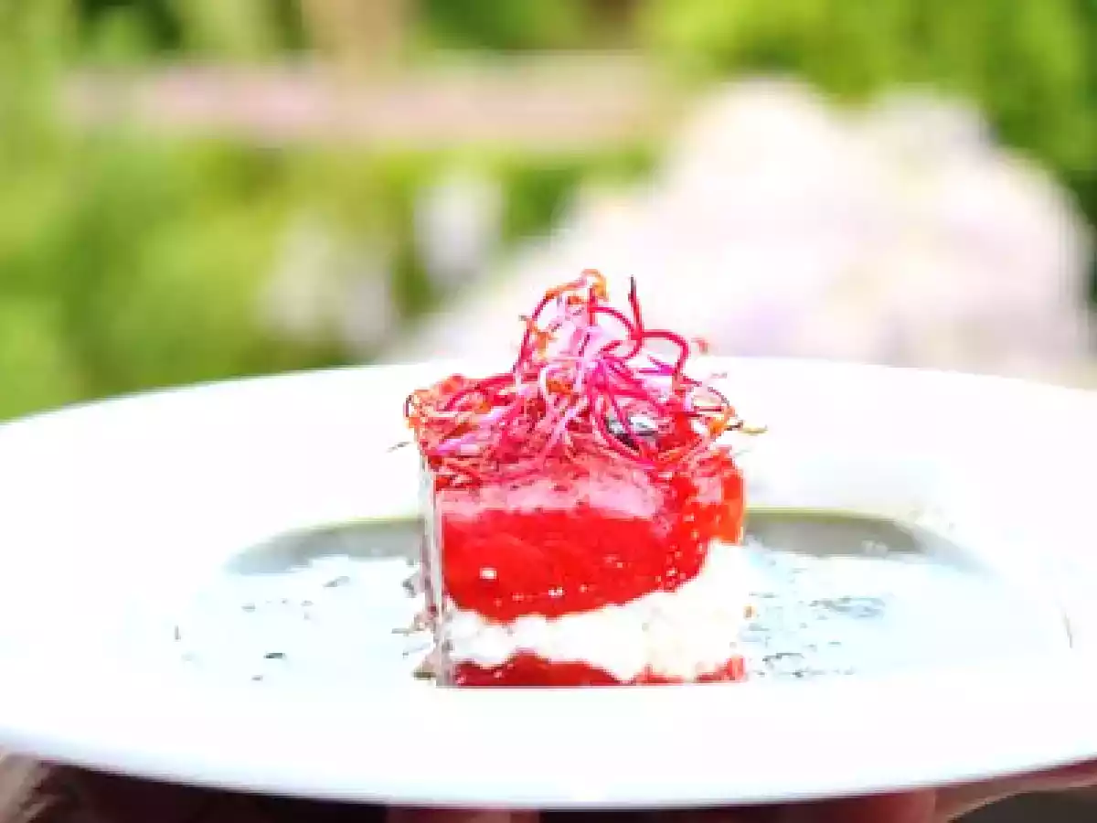 Millefeuille de tomates confites et chèvre frais, et son coulis de basilic