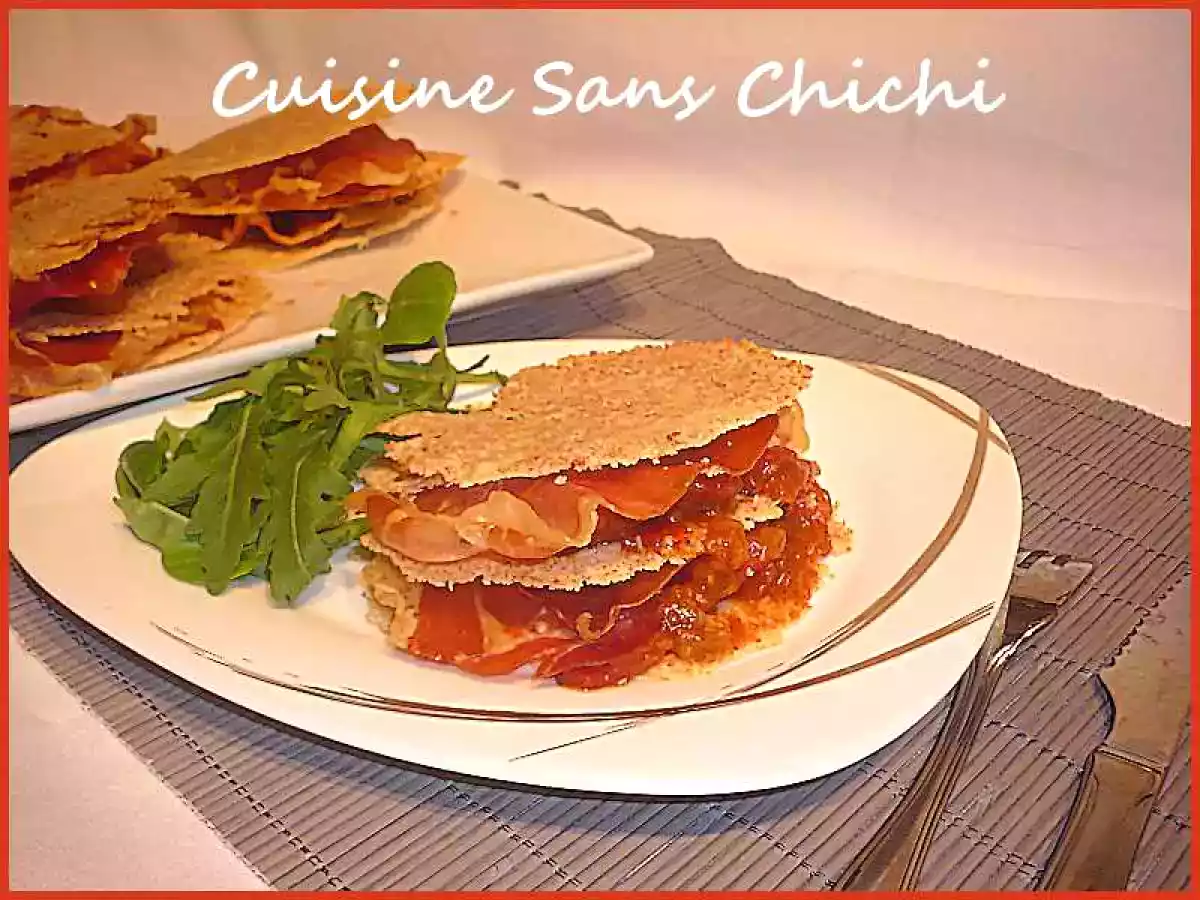 Millefeuille de tuiles de parmesan au jambon cru.