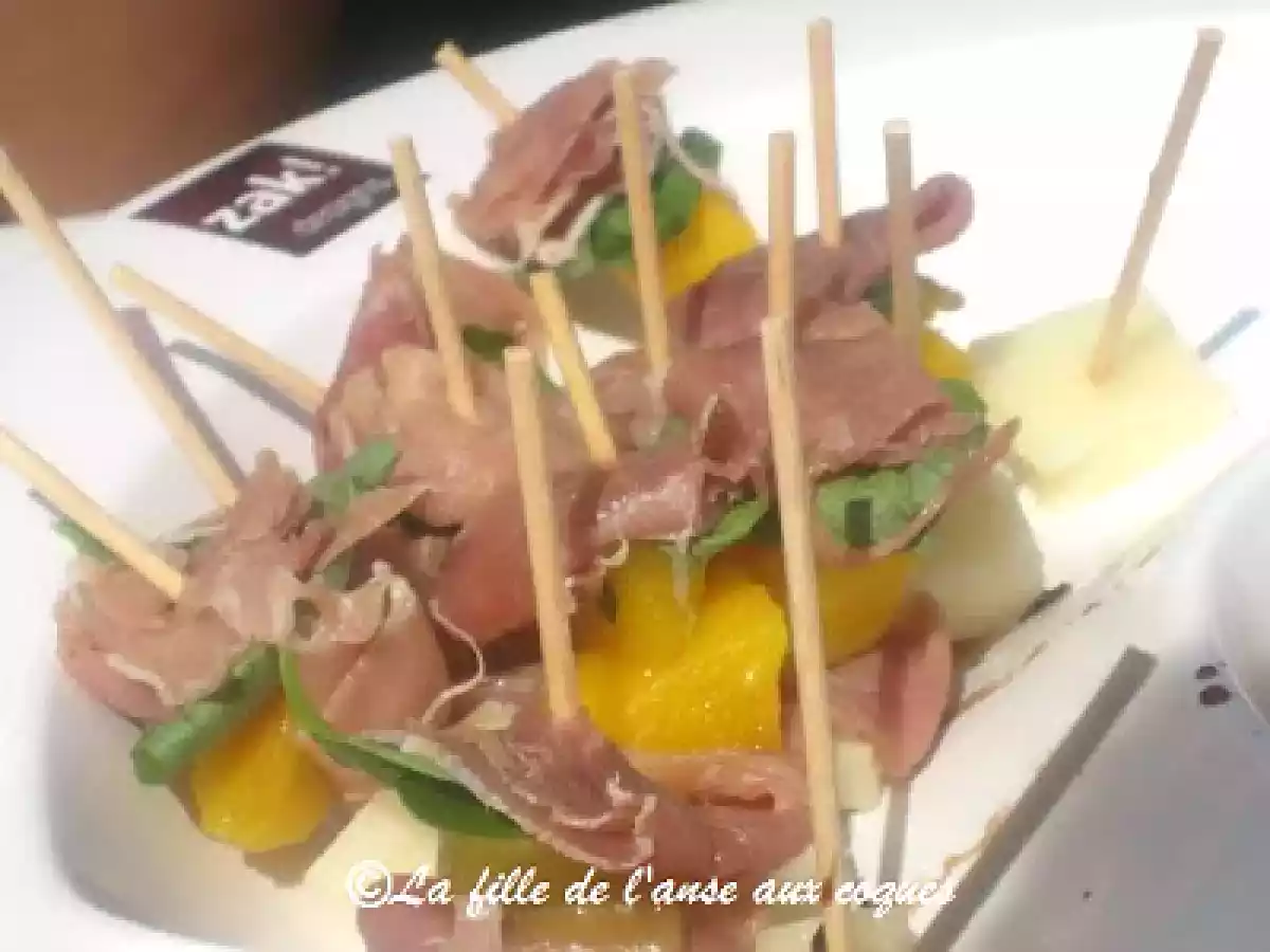 MINI BROCHETTES DE MANGUE AU JAMBON SERRANO ET COULIS BALSAMIQUE