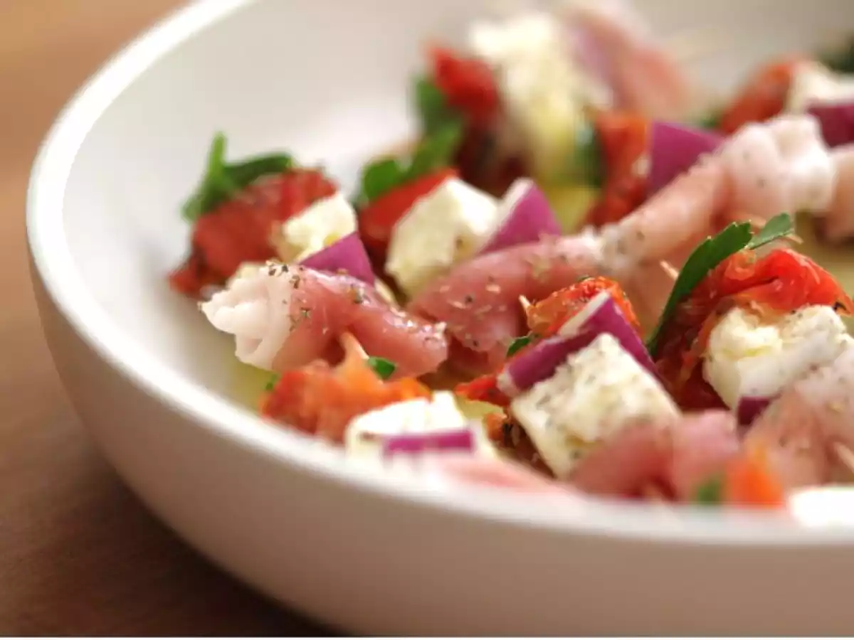 Mini-brochettes speck - feta - tomates confites