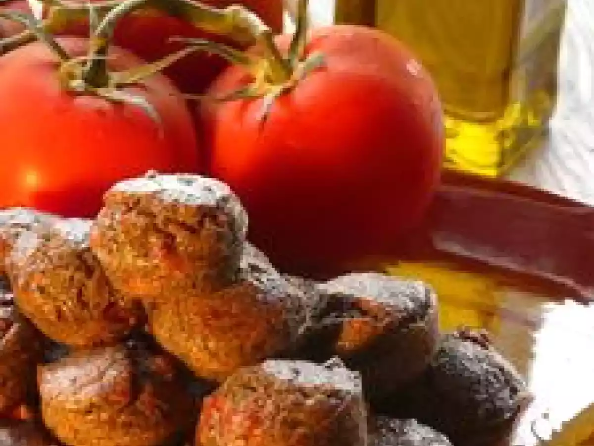 Mini-cakes à la tapenade, au thym et aux tomates confites