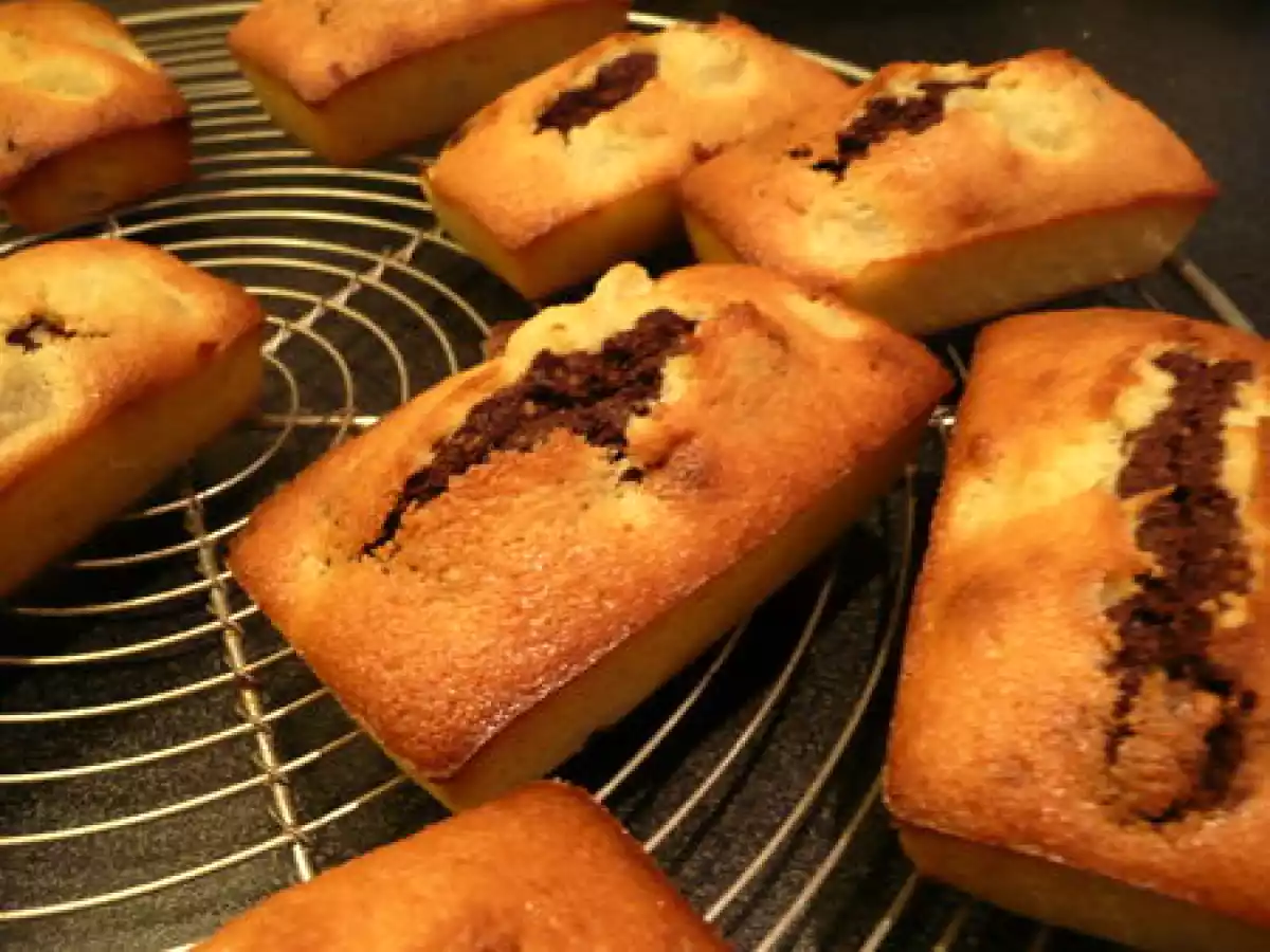 Mini cakes amande-poire au coeur de chocolat. - photo 4