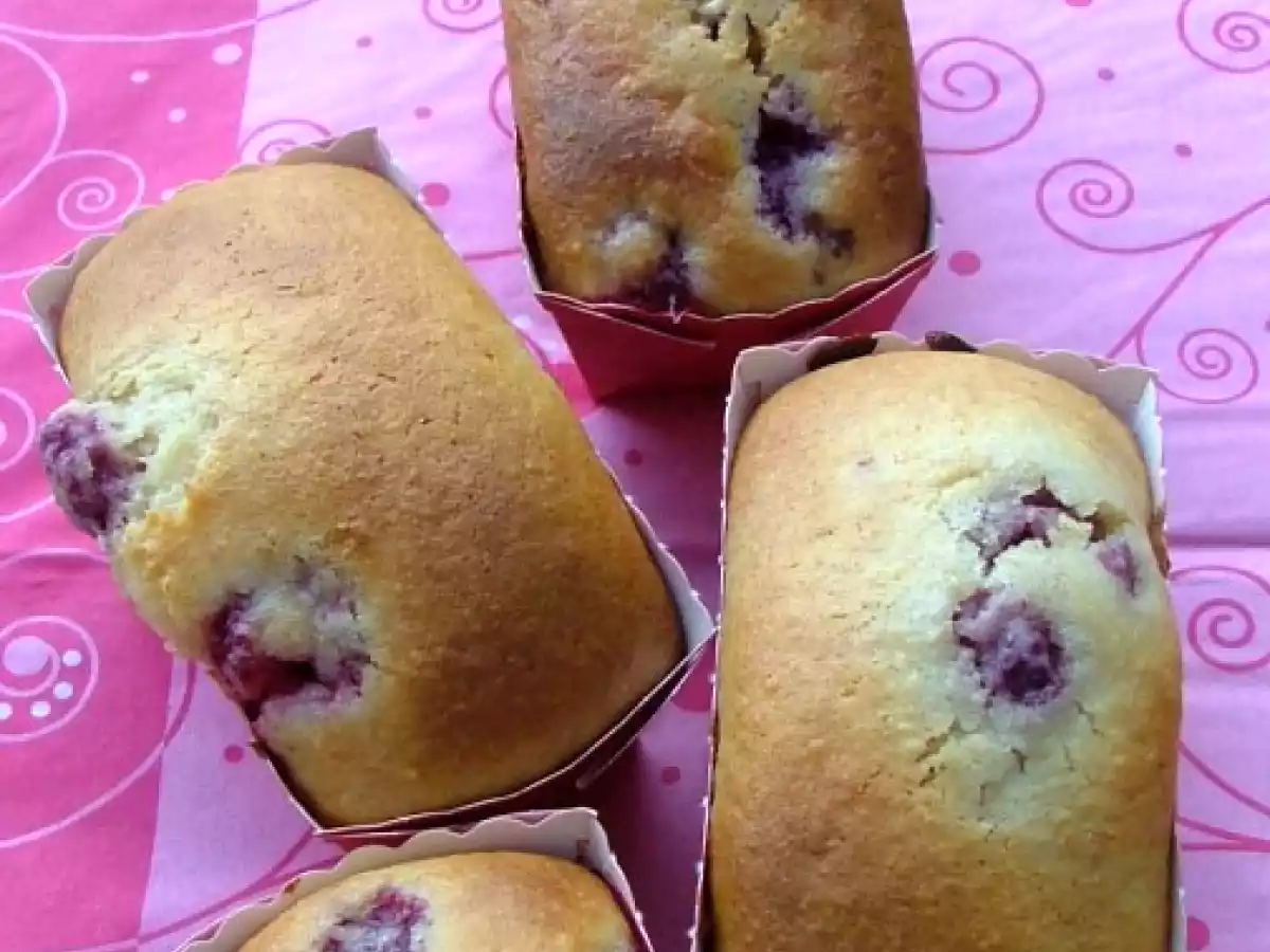 Mini cakes au lait concentré, framboises & amandes