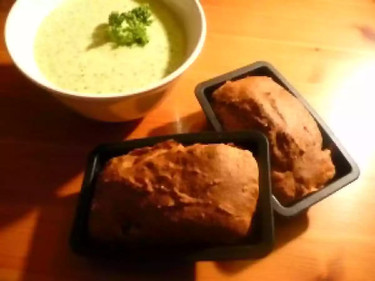 Mini-cakes aux olives noires, ail et fines herbes et sa sauce Tzatziki au tofu soyeux