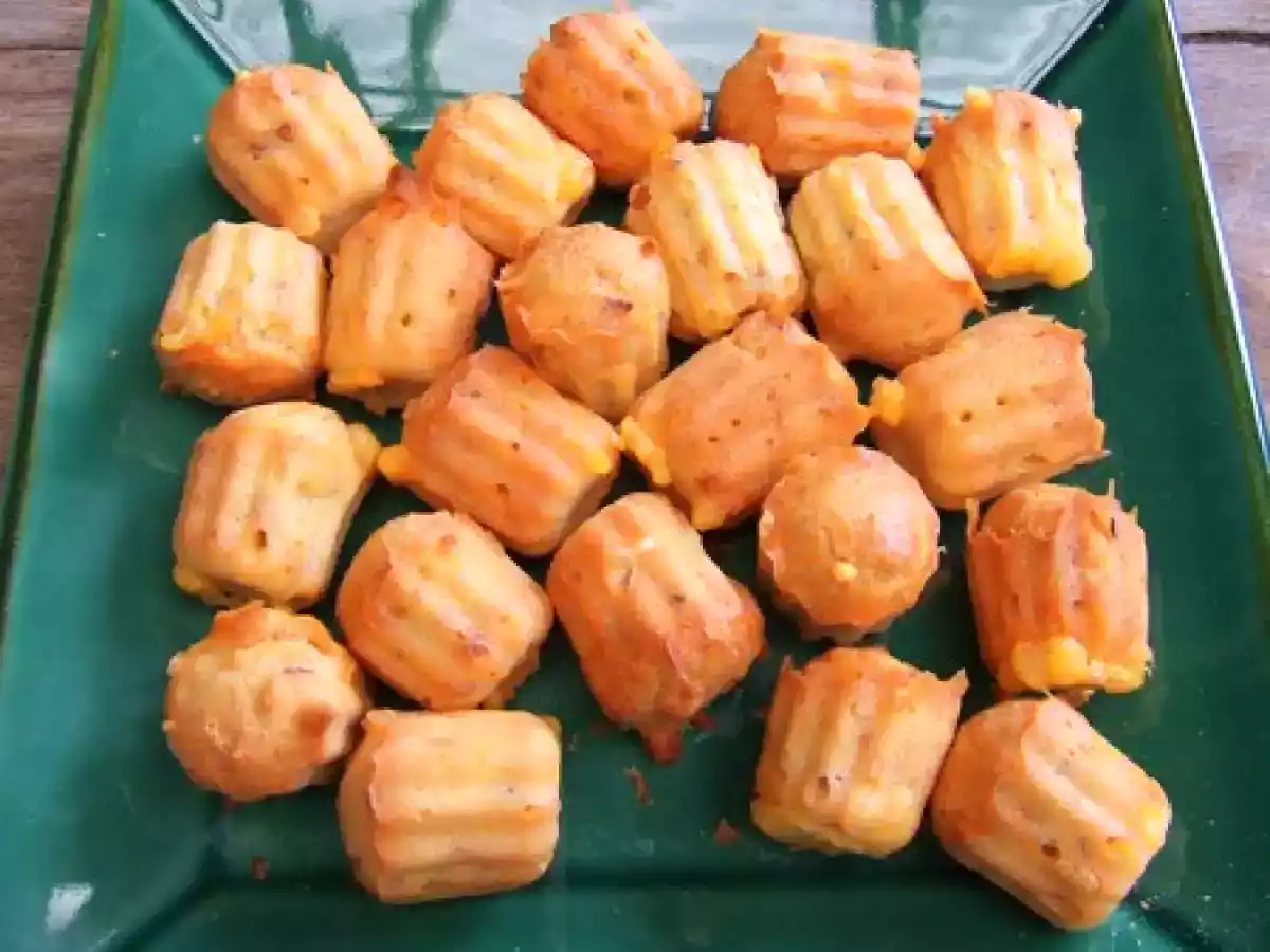 Mini-cannelés au comté, lardons fumés & amandes grillées