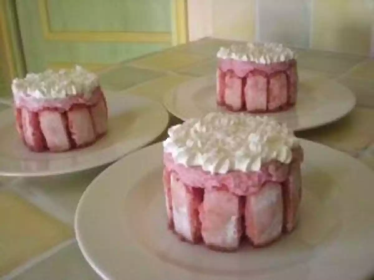 MINI-CHARLOTTE ROSE AUX FRUITS ROUGES - photo 3