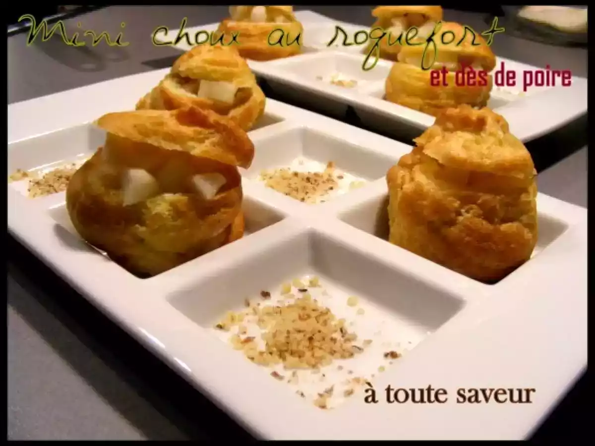 Mini choux au roquefort et dès de poire