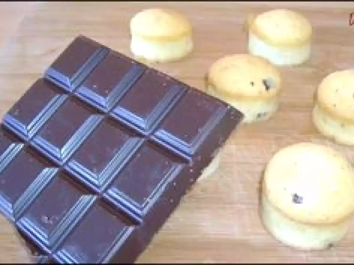 Mini-gâteaux moelleux avec des blancs d'oeufs et nuage de t