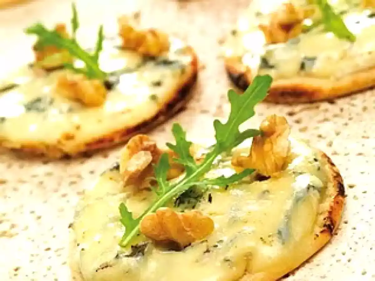 Mini pizzas apéritives bleu et noix