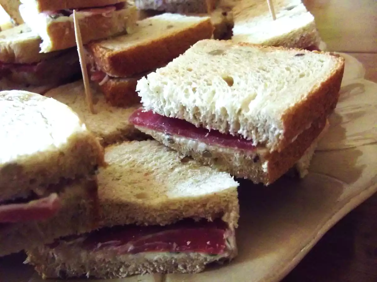 Mini-sandwich au jambon cru et saint-Môret