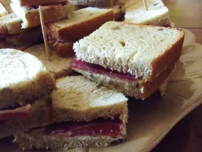 Mini-sandwich au jambon cru et saint-Môret