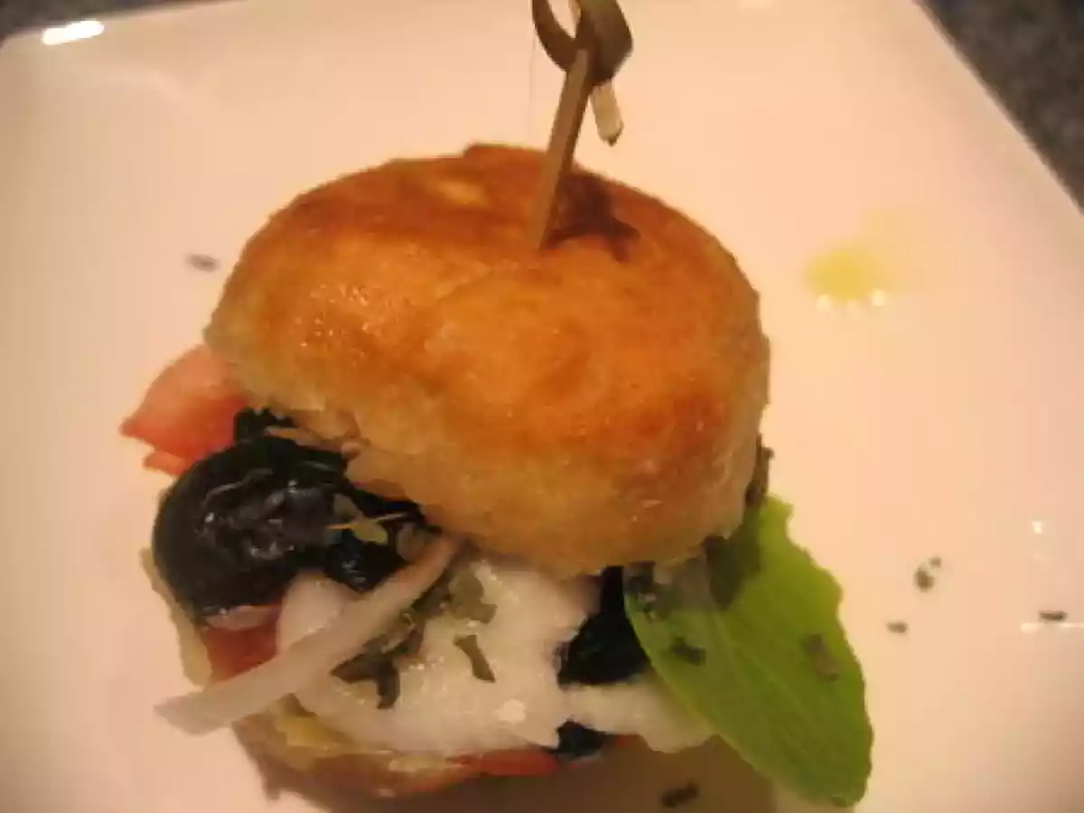 Mini sandwich avec de la pâte à pizza frite