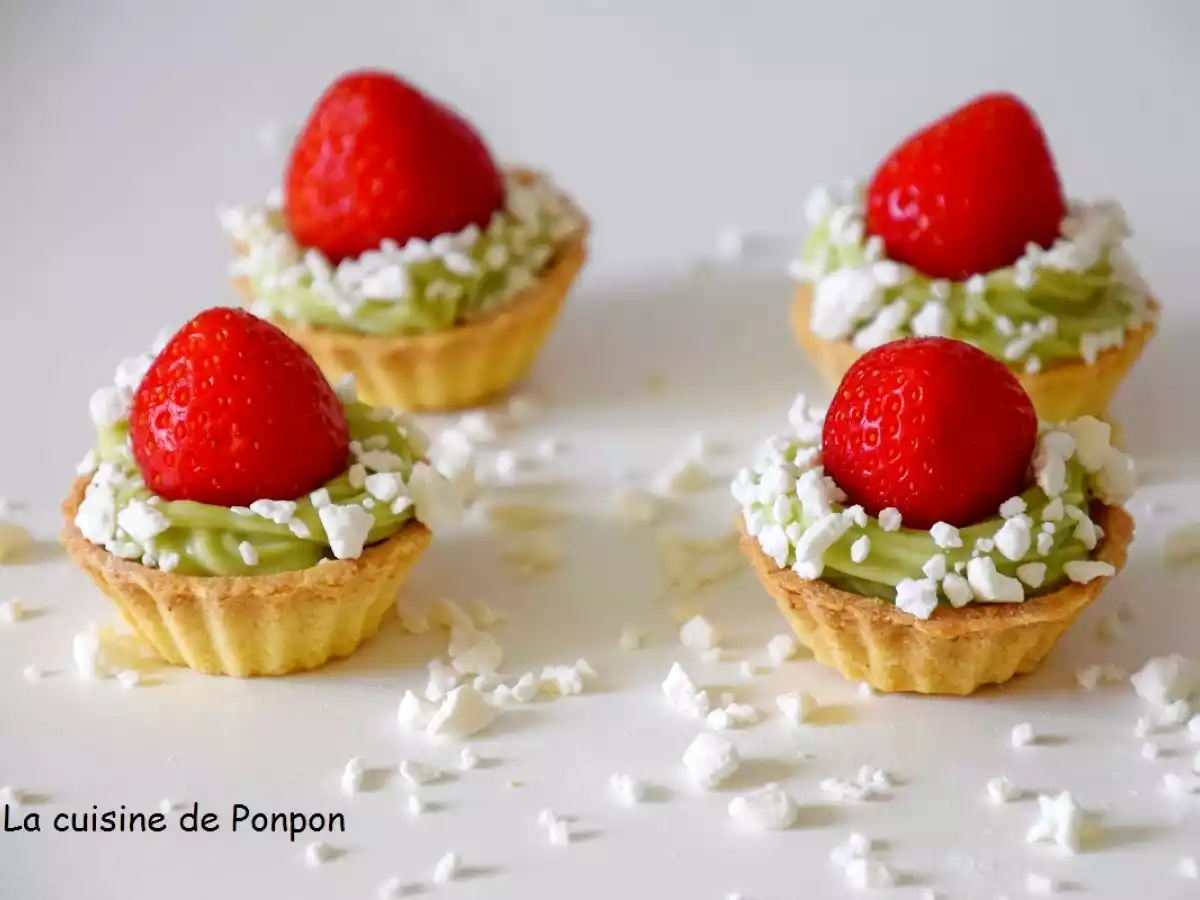 Mini tartelette garnie de crème d'avocat surmonté d'une fraise